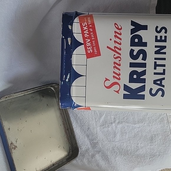 Vintage Sunshine Krispy Cracker Tin. 14.5 Ounces. Good Condition. - Picture 2 of 15